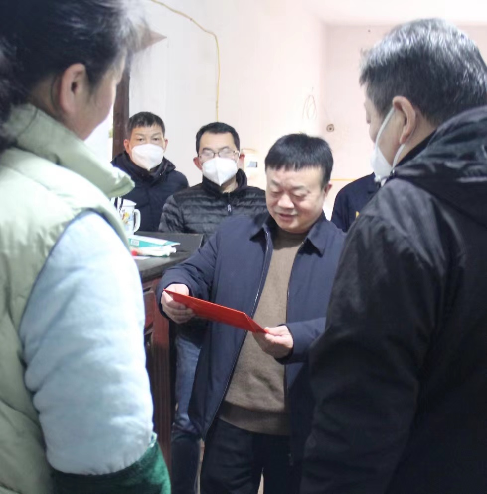 朱生平慰问ledger钱包官网股份难题党员 (1).jpg